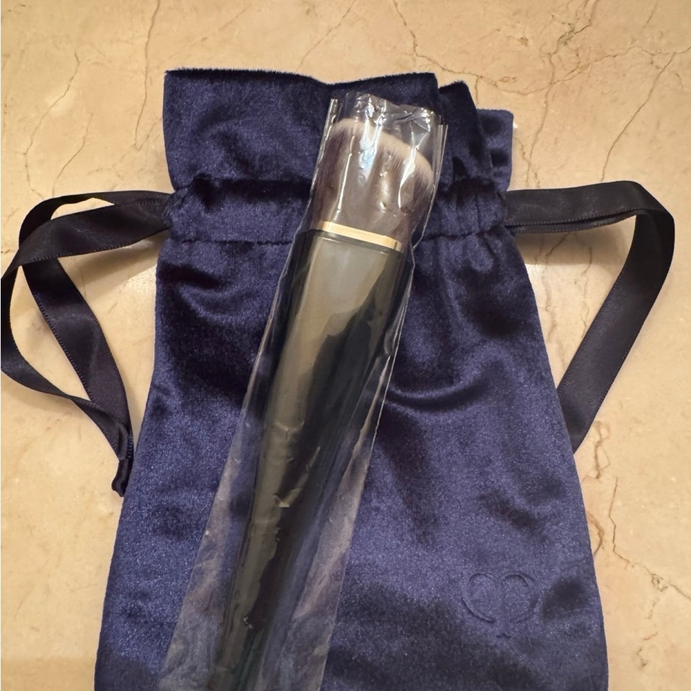 Cle de Peau Makeup Brush with Navy Pouch